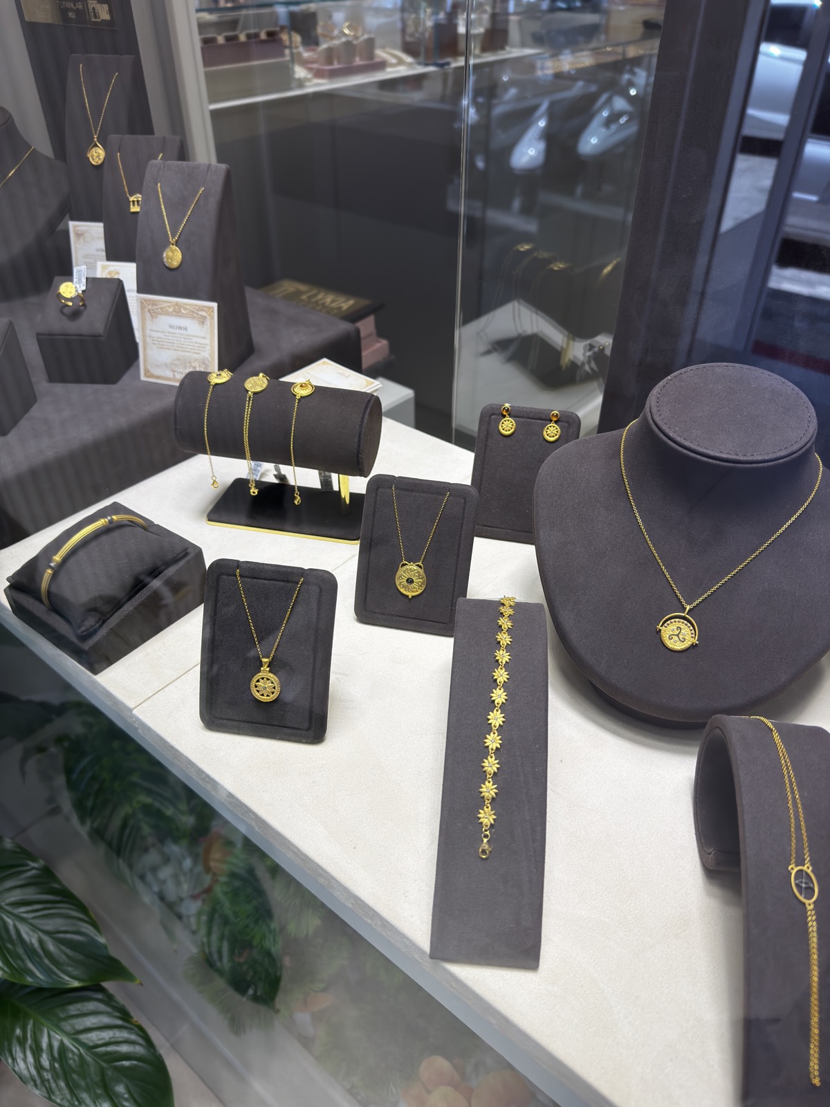 LYKIA Legacy koleksiyonunun sergilendiği Tufanlar Diamond & Gold mağaza vitrini